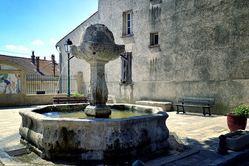 Salernes - fontaine sur la place de la révolution